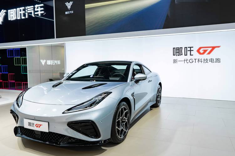 东莞336哪吒汽车在智能汽车领域的表现，领途汽车在新能源汽车市场中的影响力